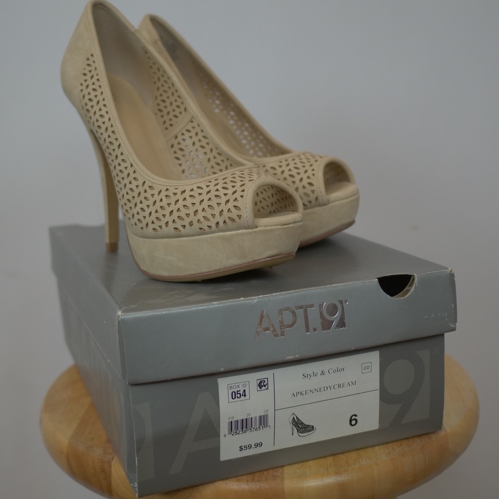 Cream platformed Pumps